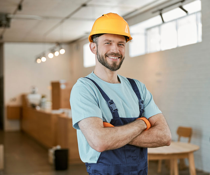 Un ouvrier fier du travail accompli