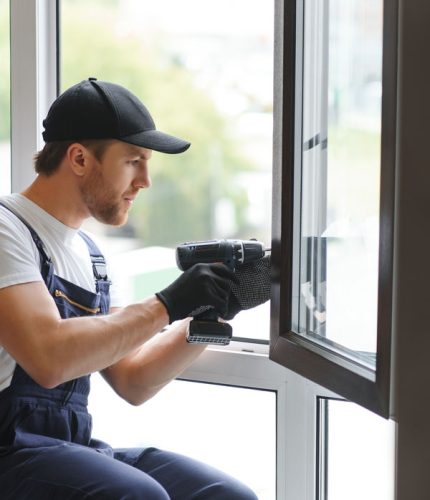 Technicien qui installe une fenêtre en aluminium