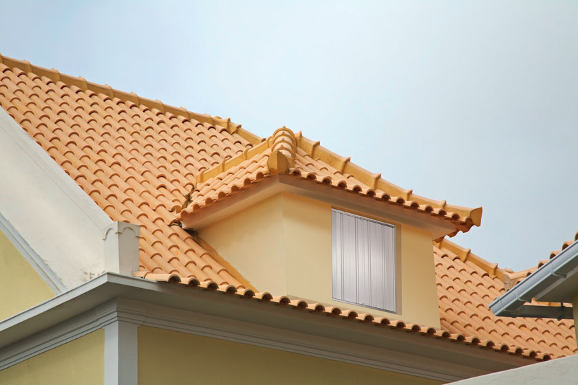 Persiennes sur une maison avec une toiture en T